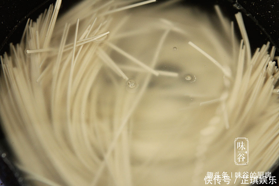 早餐面条的新做法，做成早餐饼，孩子连吃好几个，10分钟就搞定