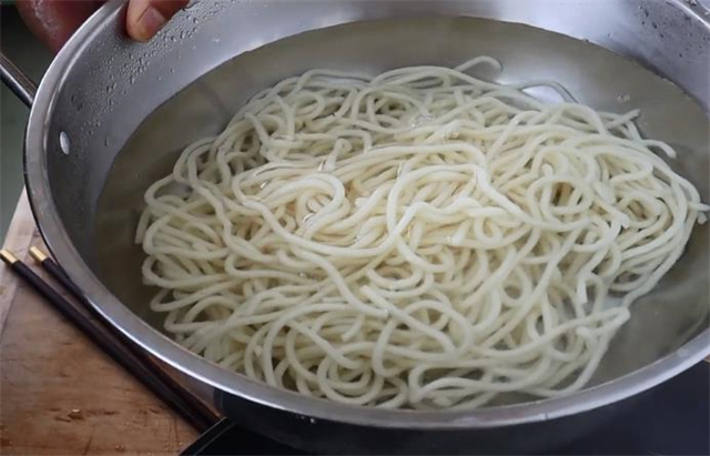 面团|想吃凉面不用出去吃,手把手教你在家做饸饹凉面,筋道爽滑又好吃