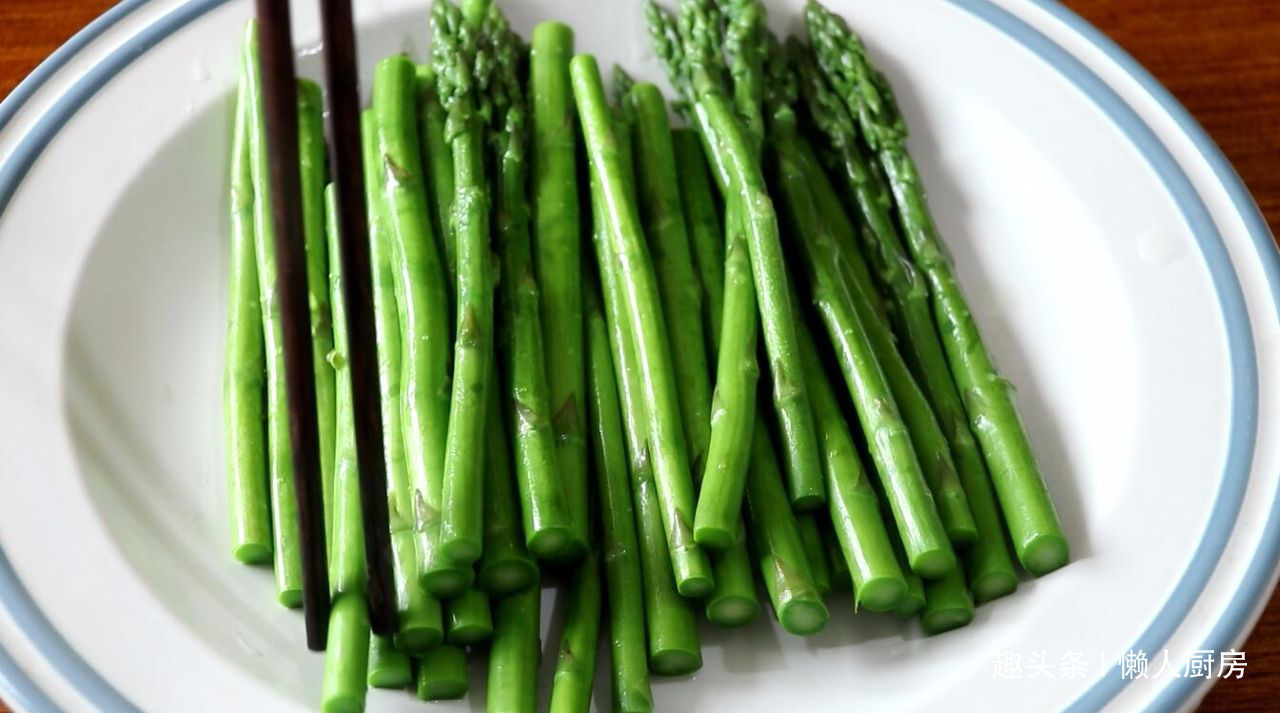 教你芦笋最简单的做法，一煮一淋两步搞定，口感脆嫩，营养不流失