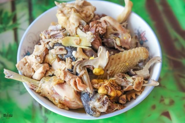 三爷爷家请吃饭,满满一桌农家菜,煮了2锅米饭,大伙吃了个精光