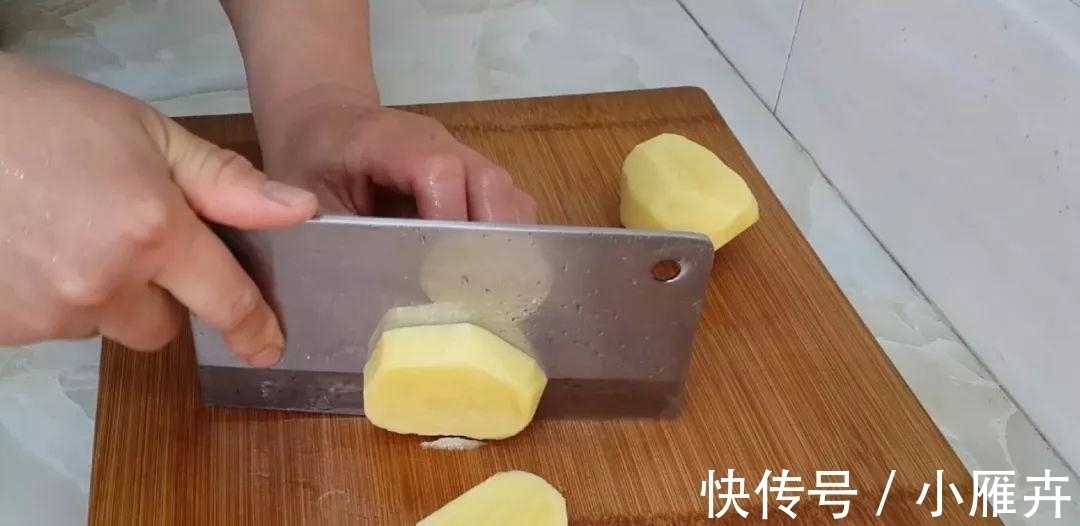 土豆又出新吃法，教你简单一做，比干锅土豆做法简单，比薯条好吃