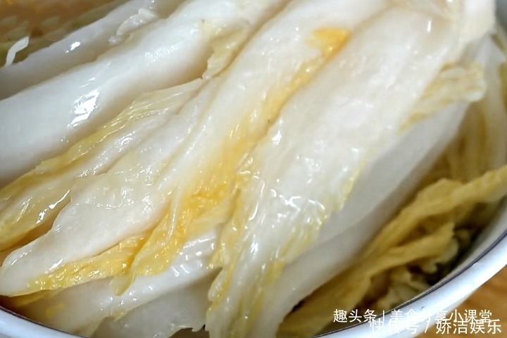 酸菜|腌酸菜时,不要直接加食盐,多加1步,又酸又脆,半年都不坏