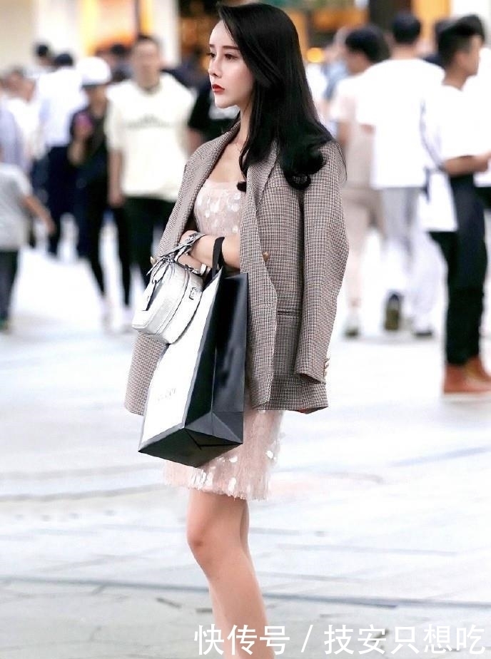 可爱|美女街拍靓丽可爱的小姐姐,时尚短裤的穿搭,青春范儿十足