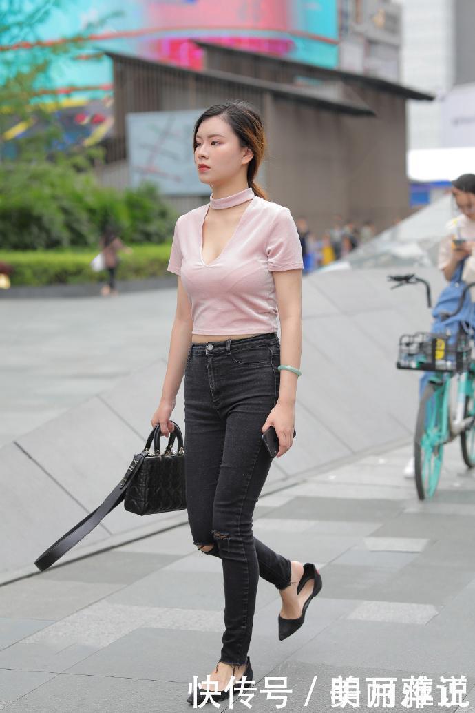 美女街拍小姐姐破洞牛仔裤的穿搭,美女整个充