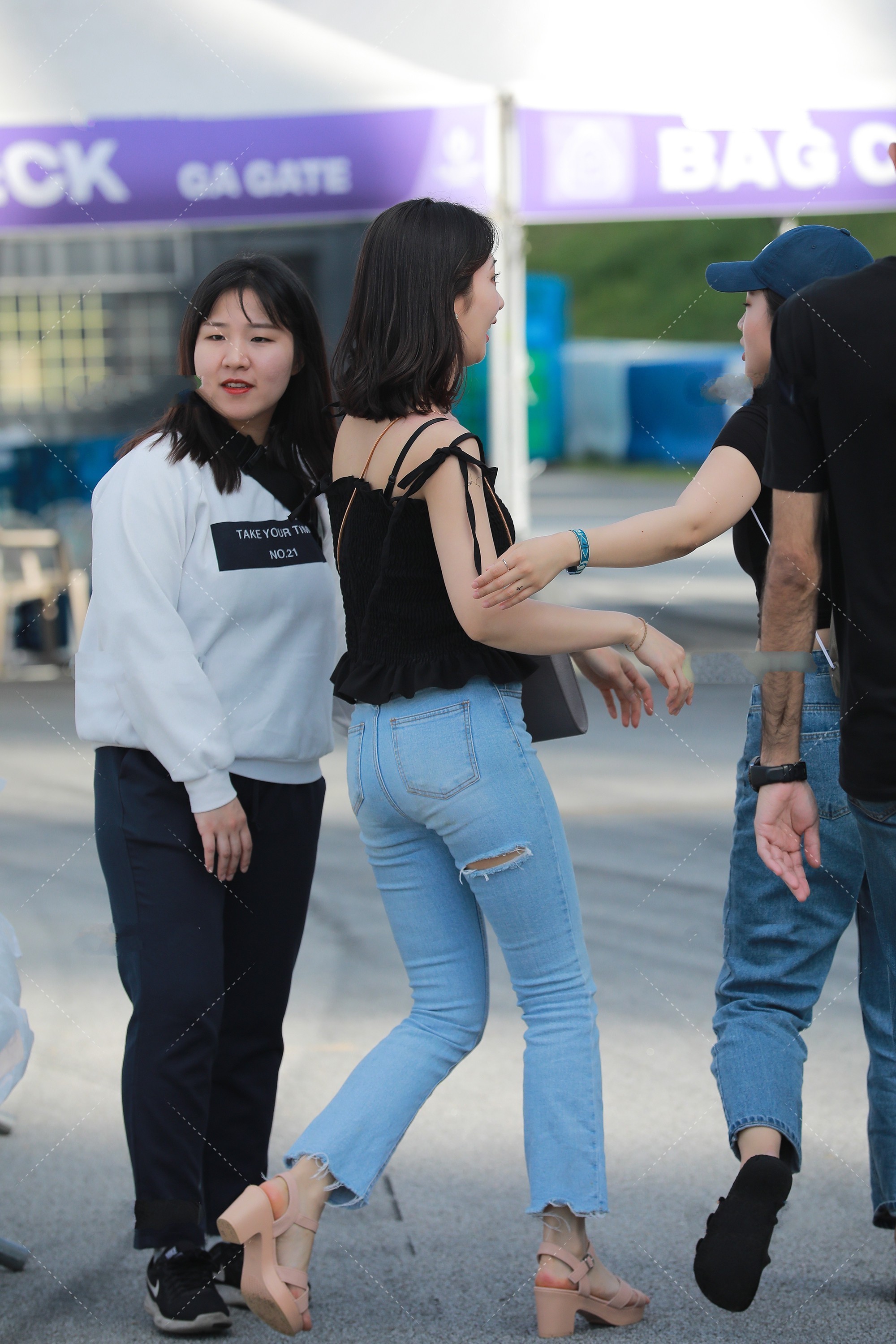 上衣|黑色上衣搭配蓝色裤子, 经典穿搭, 青春靓丽