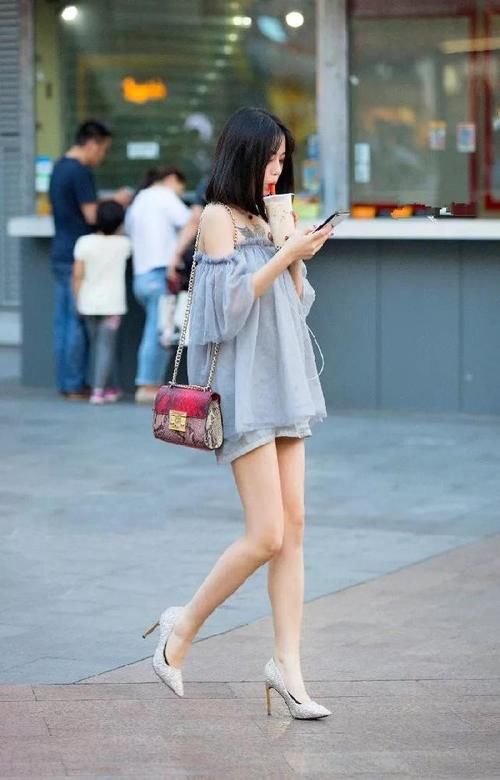 美女脚上搭配一双尖头高跟鞋，带有绑带的设计，看上去更加的优雅