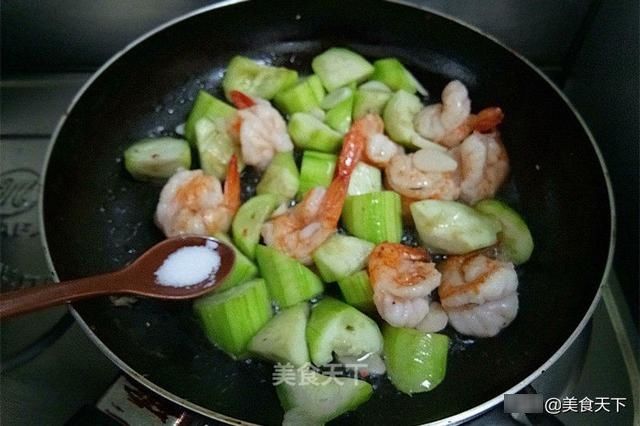 吃了30年丝瓜，这种做法最营养！只要5分钟，鲜味十足可口下饭