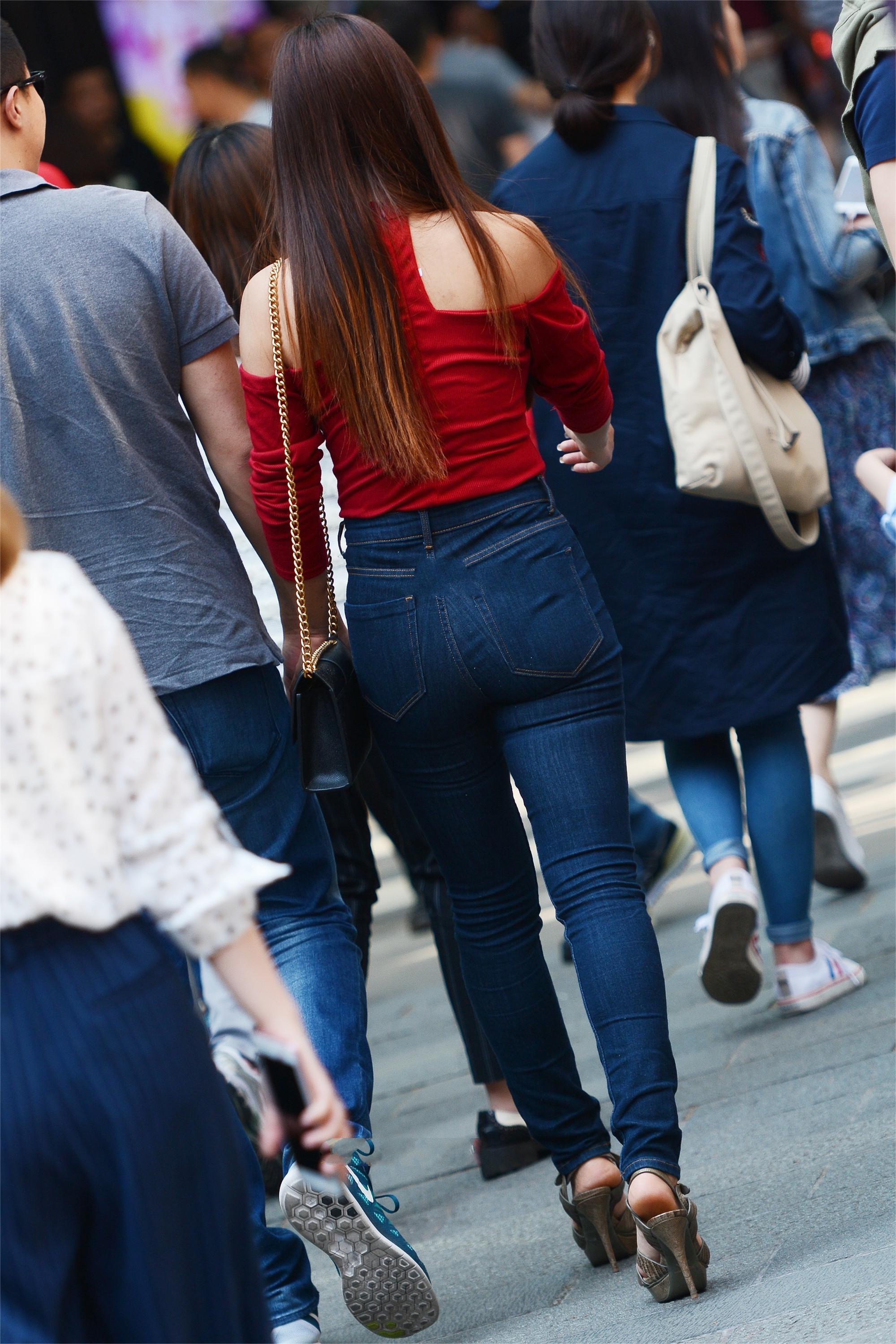 好看|街拍:红色挂脖上衣, 搭配简约牛仔裤, 简单大方又好看