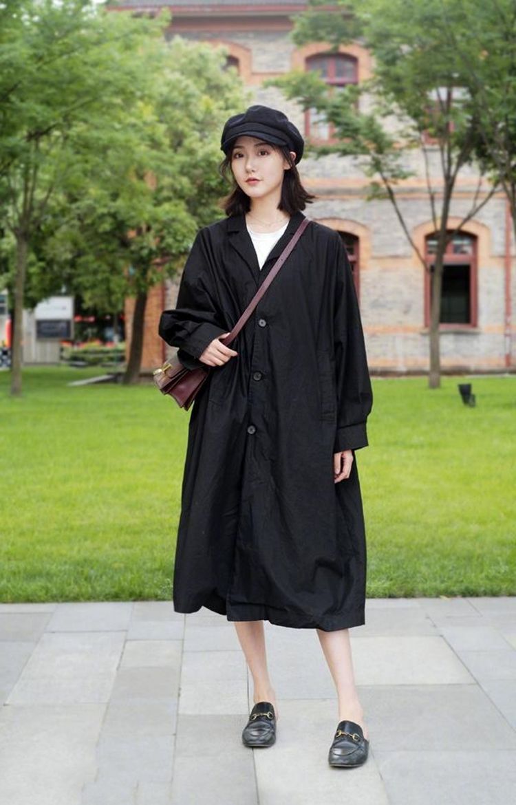 街拍|街拍美女：小姐姐紧身牛仔裤搭配黑色吊带上衣，真的太漂亮了
