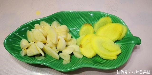 腌辣椒时,不要先加盐,多加1步,辣椒爽脆更入味,放半年不会坏!