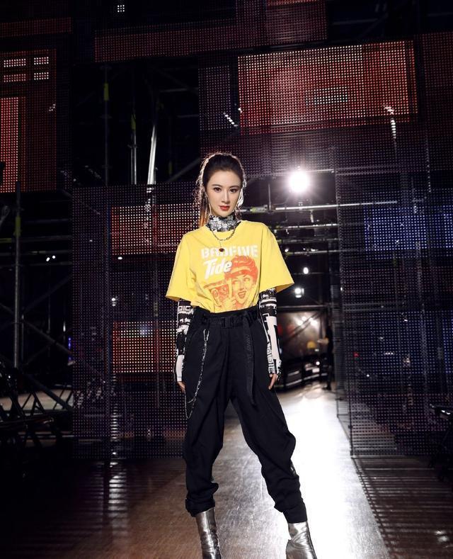 薇娅果然很会穿,黄色T恤搭配高腰裤青春活力,时尚气息扑面而来