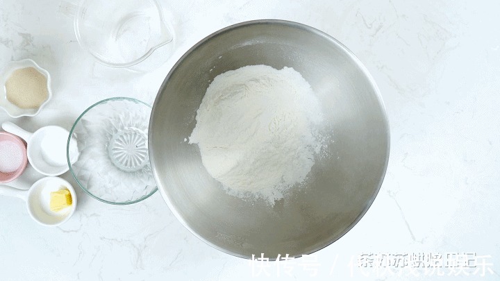 温开水|1个香蕉,1碗芝士,绵软拉丝的香蕉芝士饼就出炉啦