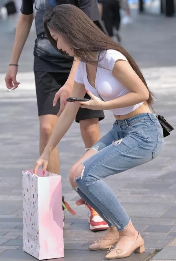 白色短袖搭配破洞牛仔裤，说不出的时尚，气质又减龄