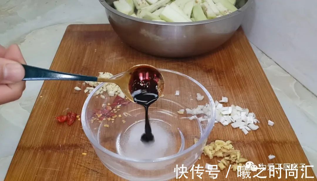 茄子|米饭怎么做才好吃吗,锅里一焖,既有菜又有饭,上桌全家都抢着吃