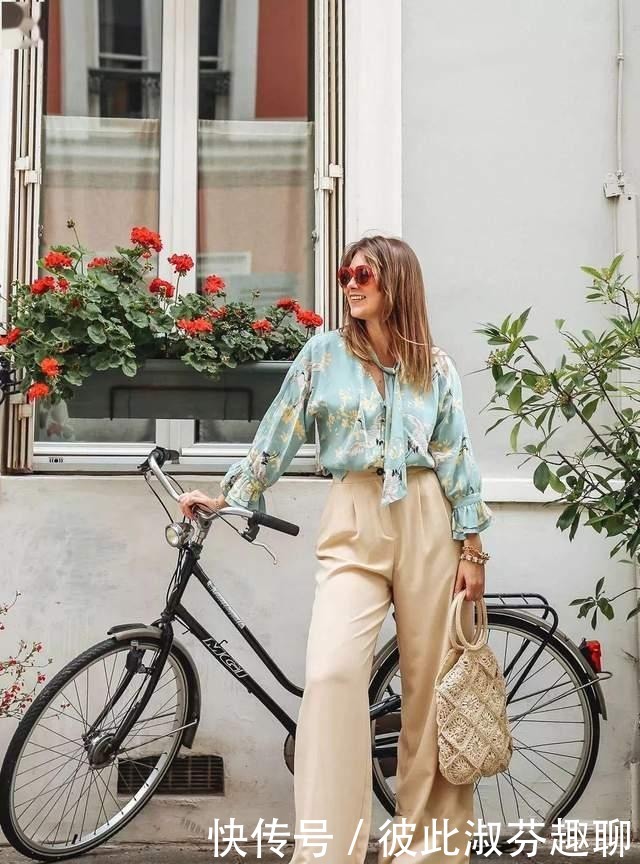 下身微胖|今年秋冬少穿直筒裤,以下3款裤子更能修饰腿型,显瘦效果翻倍