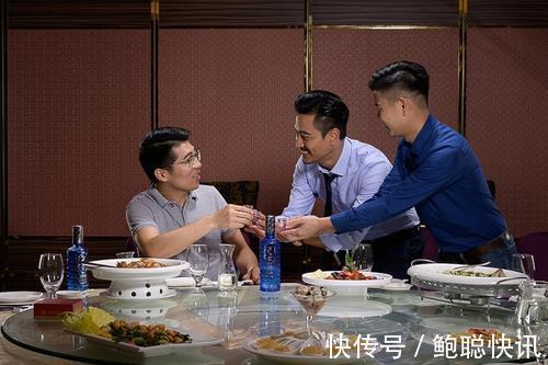 喝酒&饭局上,有这2个细微动作的人,说明城府太深,别深交,能避则避