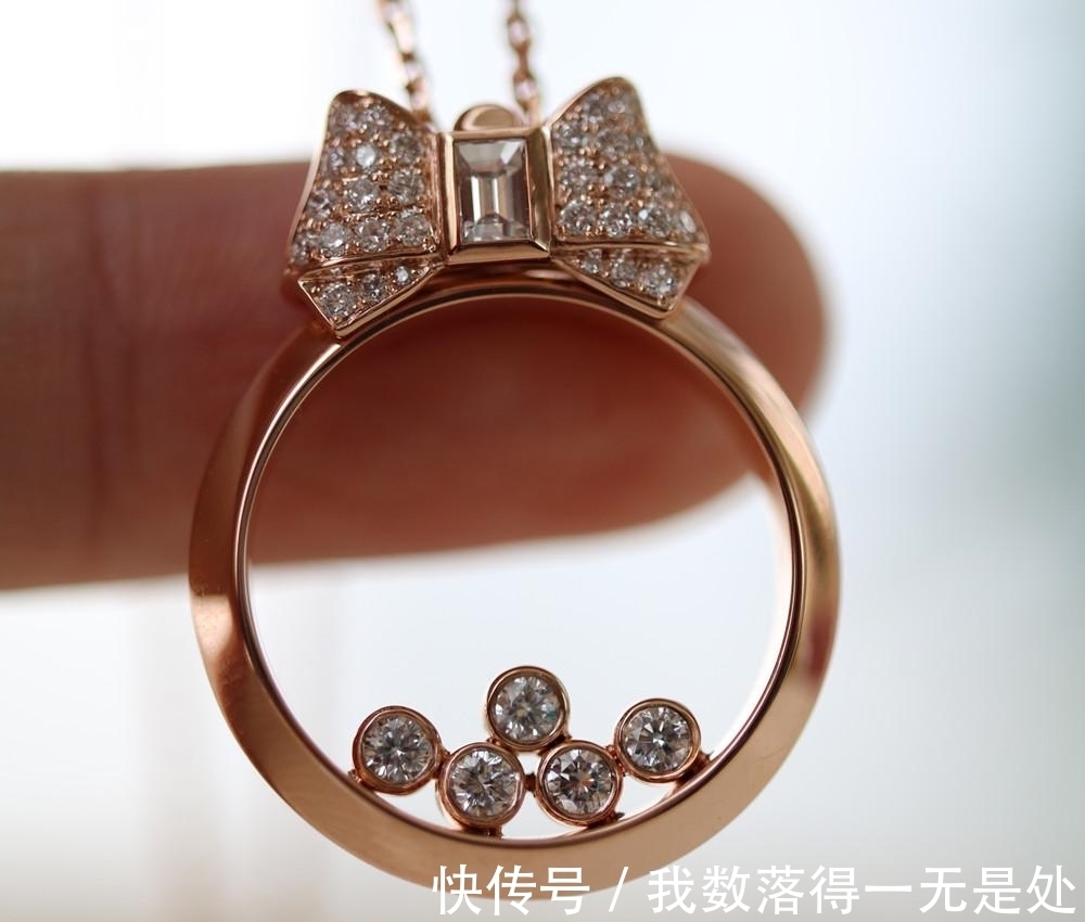 时尚|罗马假日公主的浪漫,一款设计感爆棚的时尚吊坠,就能做到喔