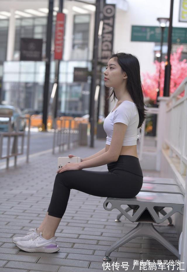 女孩子 露脐短袖+瑜伽裤=运动风,让胖女孩更苗条,展现自信魅力