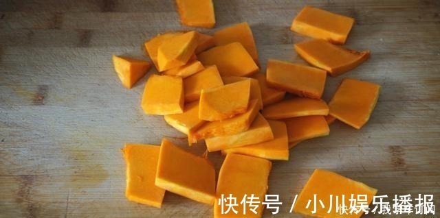 我家三天两头吃南瓜,这做法特别受欢迎,一出锅就吃了快10个