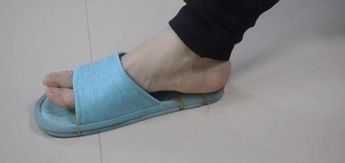 拖鞋上套一只丝袜,这个用途懂的人并不多,邻居见了纷纷学起来