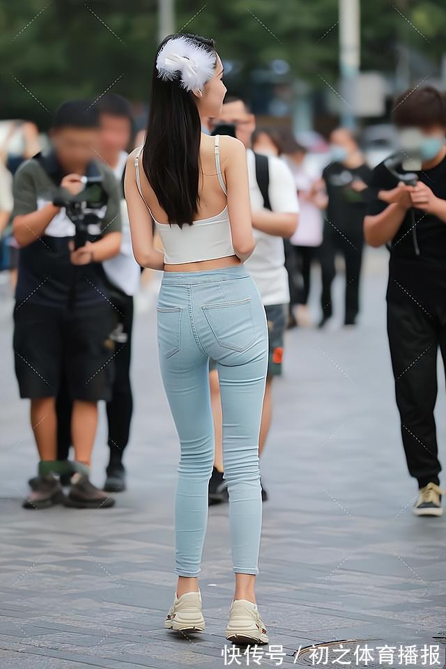 气儿 浅蓝色牛仔裤搭配白色短款上衣,穿搭清纯时尚,少女气息十足