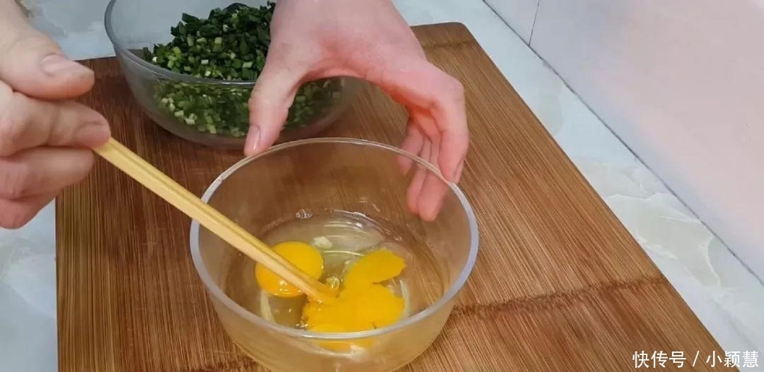 一滴水|1斤韭菜, 2个鸡蛋, 不用一滴水, 比韭菜盒子都好吃, 放凉都不会硬