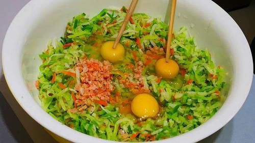 丸子外酥|不管炸什么丸子，牢记“3要点”，丸子外酥里嫩，凉了也不硬，特香！