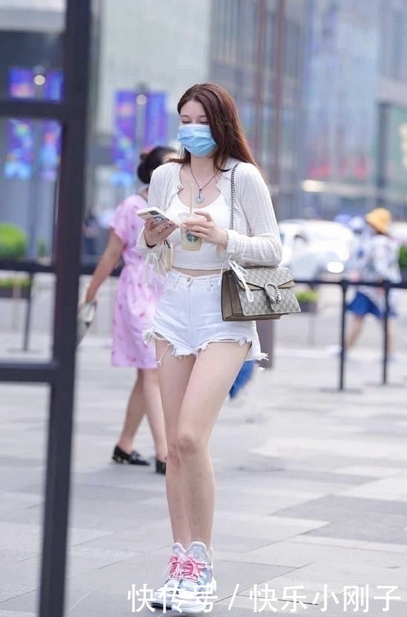 清新|成熟女人里面搭配白色小吊带,清新减龄,特别的风姿有韵味