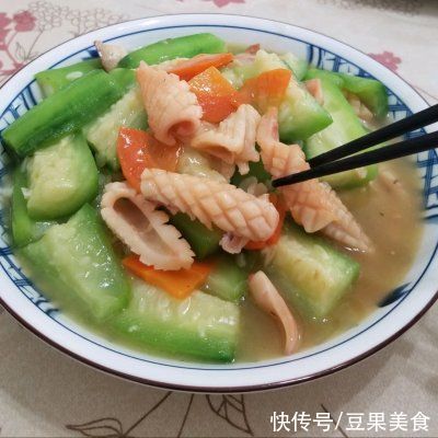 道家常干鱿鱼炒丝瓜|这道家常干鱿鱼炒丝瓜简单快手，超下饭