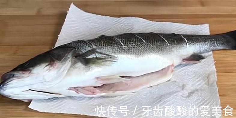 给鱼去腥,别只会用料酒!去除鱼身上4个地方,咋做鱼都香喷喷