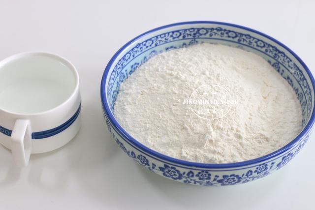 这才是烙饼的正确做法，外酥里嫩层次分明，每个步骤都详细告诉你