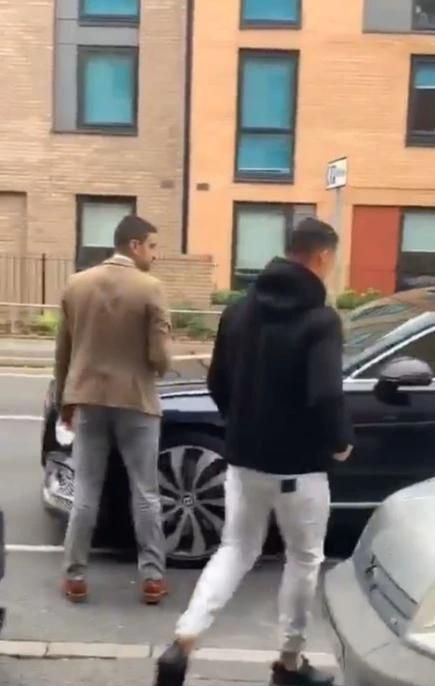 水果沙拉|C罗去邮局!身边带有两名保镖保护安全,英超名帅支持其成主帅