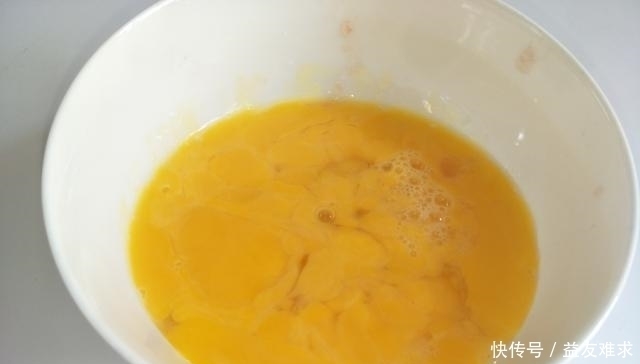 汤汁|做西红柿鸡蛋汤时，到底需要炝锅吗？教你详细做法，汤汁更有滋味