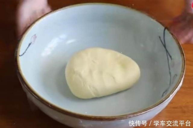 别炸油条了,一碗面粉一个鸡蛋,在家做酥脆小吃,比油条好吃多了