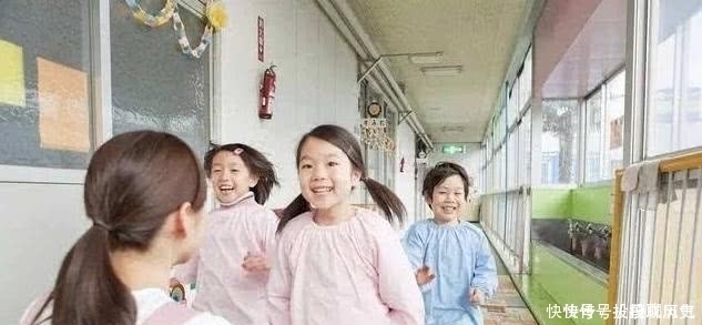 椅子|一节车厢两个孩子,却展示了不同的家教,未来早已经一目了然!