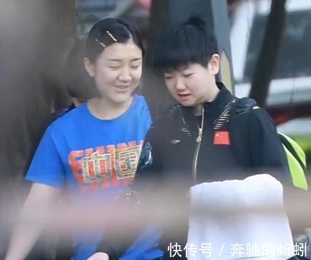 雪容融|陈梦把雪容融送孙颖莎,手捧冰墩墩炫耀,回应队友:光明正大气人