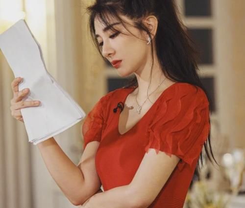  唐一菲|唐一菲退赛只字不提黄奕，却向节目组低头服软，原因粉丝心领神会