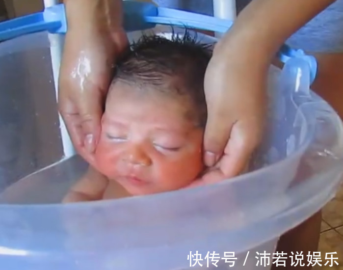 妈妈|给新生儿洗澡,她还以为在妈妈肚子里,简直不要太可爱!
