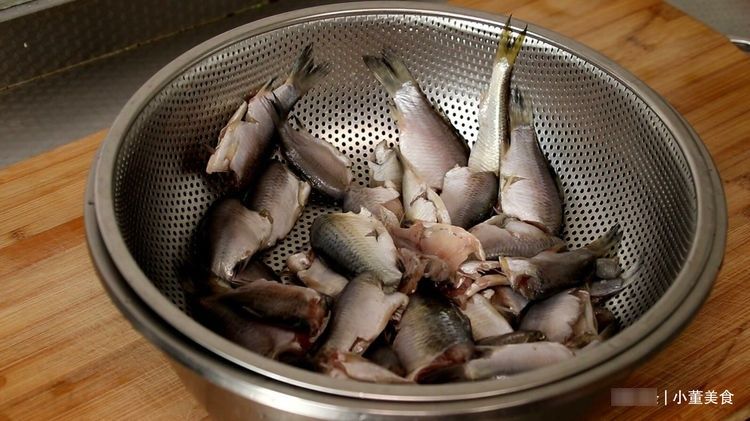 面粉|炸鱼时,有人用淀粉有人用面粉?都不对,大厨教你正确做法