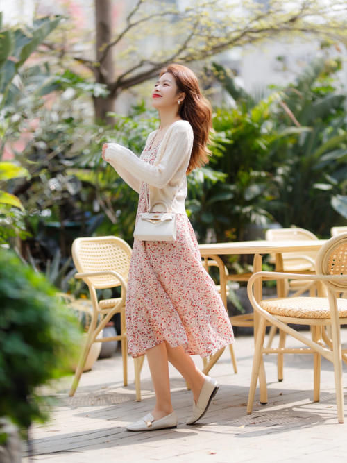 今年碎花裙这样穿，优雅显气质，开启一整个春天的浪漫