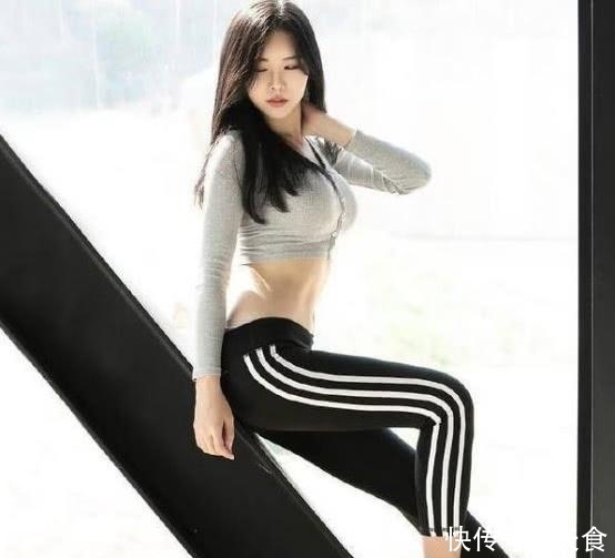 爱美女性搭配瑜伽打底裤,越简单越轻松越时尚