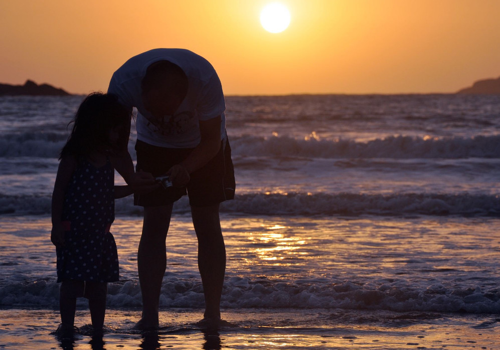 女儿|父亲和22岁女儿玩举高高,父亲“老不正经”女儿“不知廉耻”