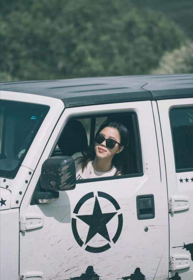 出镜|双金得主杨倩罕晒度假照,打扮随性姿势中二,淡妆出镜气质大变样