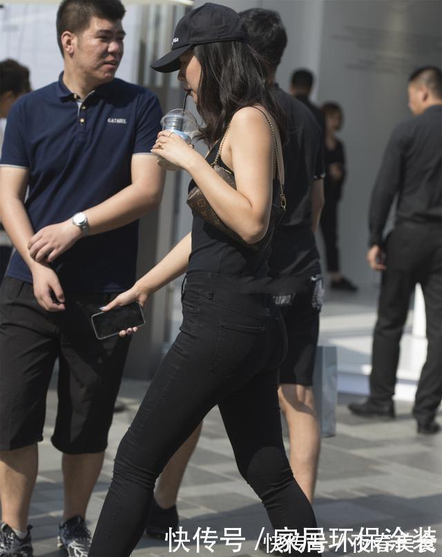 无痕 “无痕”打底裤的辣妈，贴身又显瘦，时尚与气质兼顾