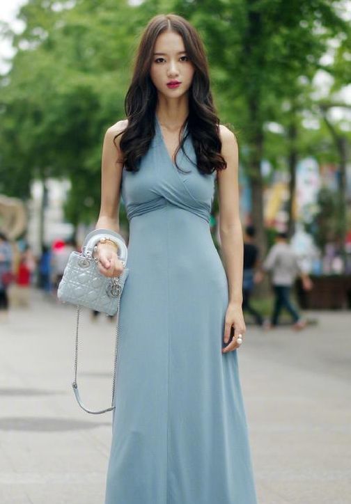 街拍 活泼开朗的美女,成熟的气质真的吸睛,裙子穿出了个性