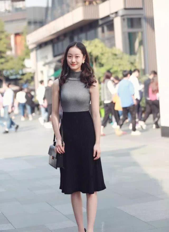 小姐姐|街拍:小姐姐身穿无袖的黑色上衣,看上去简约又气质
