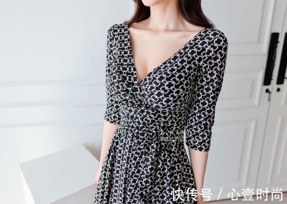 孙允珠|女神孙允珠时尚搭配:雅黑锁扣满版碎花罗纹百褶裙