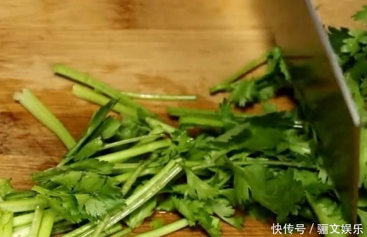  经典家常菜“干煸鸡胸”，做法简单，香辣美味，开胃又下饭