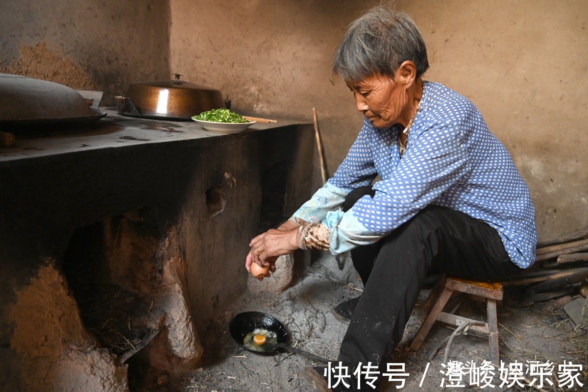 农村大娘炒菜不用锅，一把舀饭勺搞定，炒一勺菜夫妻二人吃不完