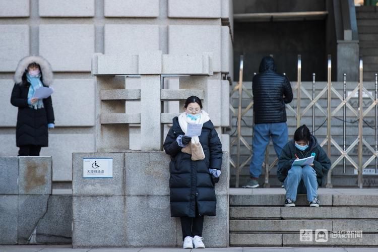 考研|考研倒计时，山东省图书馆前备考市民“花式”排队占座：有人凌晨6点就来了